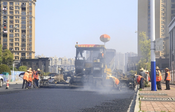 2020年3月20日上午，宜春市高士北路路面改造工程快速推進(jìn)，施工現(xiàn)場(chǎng)一片繁忙景象